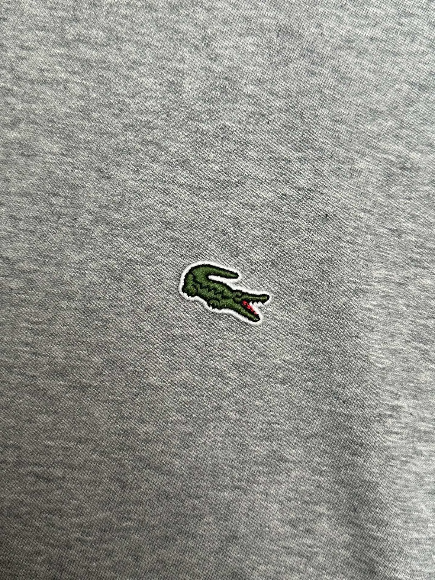 🔥P95💰LACOSTE/Crocodile Spring and Summer Classic Cotton T-shirt Four Seasons Versatile. Original factory customized 230g 100% cotton fabric, soft and skin-friendly, the fabric is solid and skin-friendly, and gently absorbs sweat. The threads are dyed in the same cylinder and there is no color difference. From the collar label to the wiring, the texture is exquisite. The CLASSIC FIT version is body-friendly, and the heavyweight pure cotton made in Peru is skin-friendly and stiff. The small crocodile embroidery is low-key and recognizable, and the embroidered labels are full of color. All brands are custom-made with molds. The details and textures are neat and shiny, and they are definitely not market currency. Original packaging bags, tags, wash marks, and post-label serial numbers are presented. The final item to start the new year, no matter whether worn alone or layered, it is a must-have item for every boy and girl's wardrobe. Color: Black, White, Navy Blue, Gray Size: S M L XL